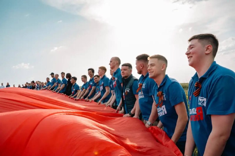 United Russia Youth - unfurl Victory Banner in DPR